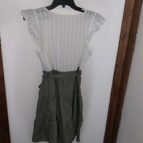 Super cute never worn button up dress white and green size med - Picture 4 of 7